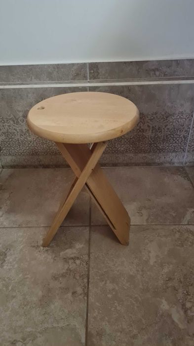 Taburet pliabil lemn masiv, vintage, design minimalist, model celebru Suzy conceput de Adrian Reed sau modelul TS creat de Roger Tallon in anii 70