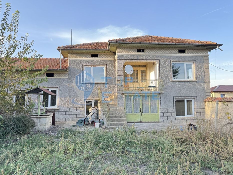 Къща с голям двор и стопански постройки в село Климентово, област Вел