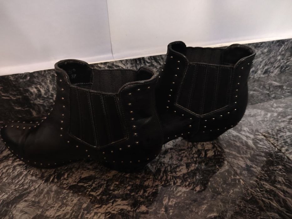 Vând ciocate negre cu ținte albe