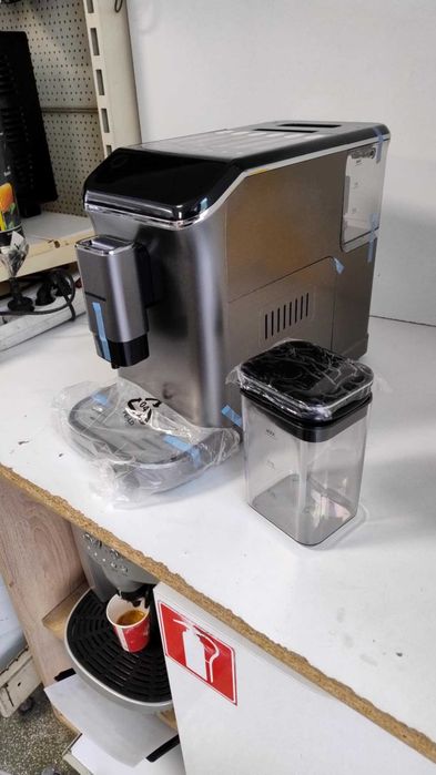 Кафе автомат-машина Heinner 20 бара 1350 W с контейнер за мляко