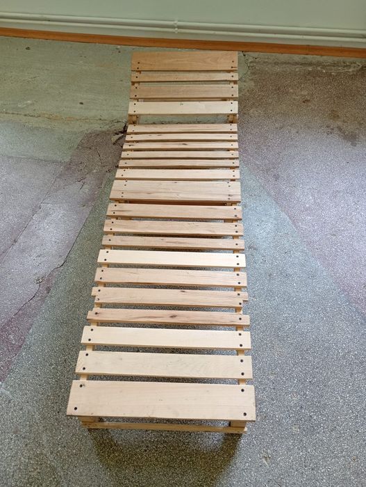 Oferim mobilier rustic din lemn, lucrat manual  mese, scaune, șezlonguri și scaune rabatabile.