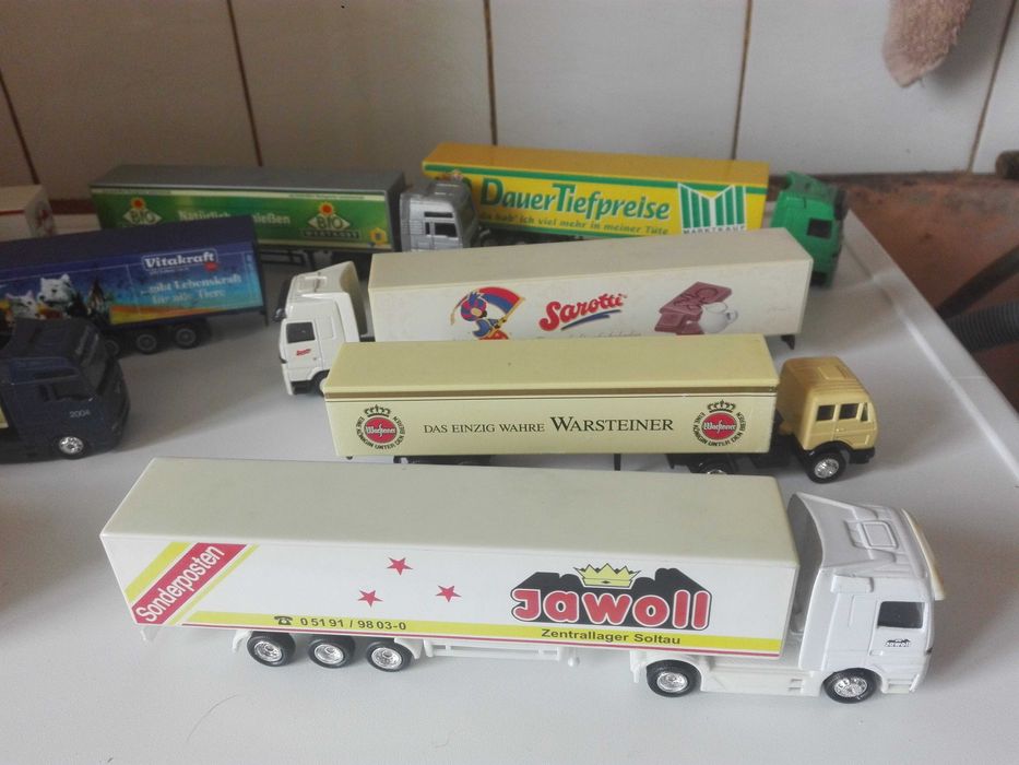 Рекламни камиончета , автомат и метални колички.