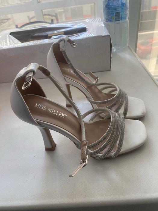 Прокат туфли,цвет белый,очень удобные