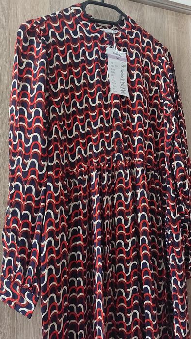 Рокля Sinsay с красиви цветове