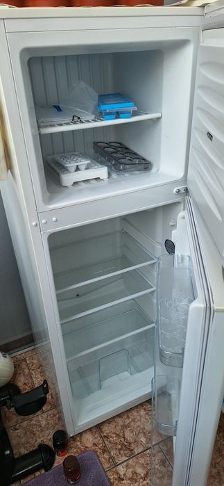 Frigider și măsuță living