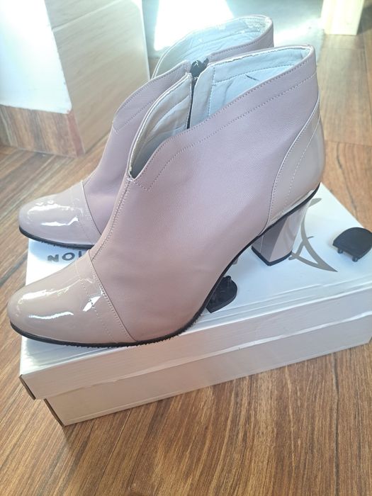 Vând ghetuțe piele