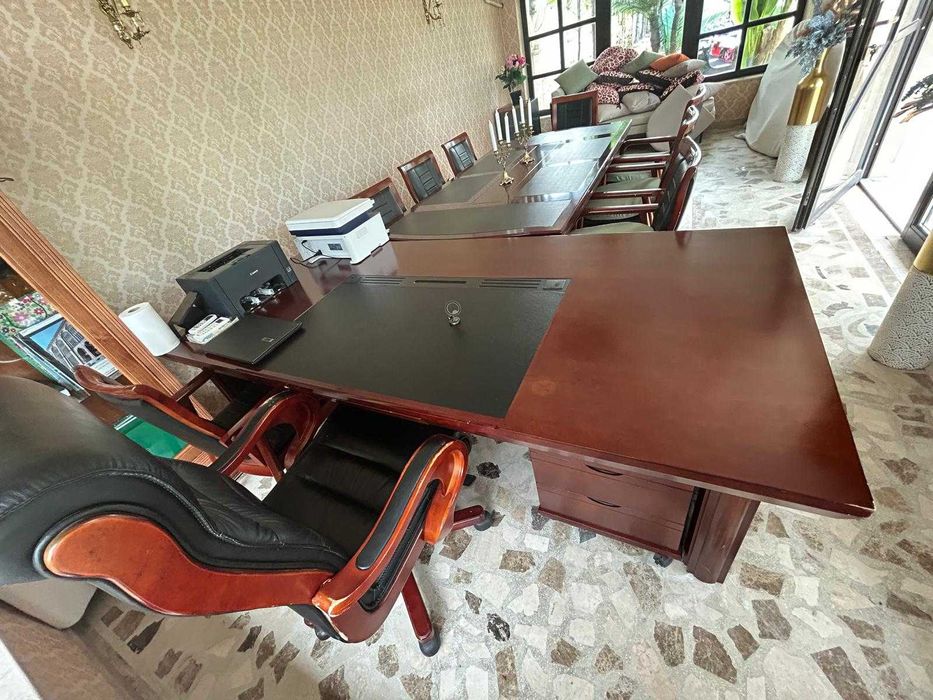 Birou cu masă de conferință si scaune
