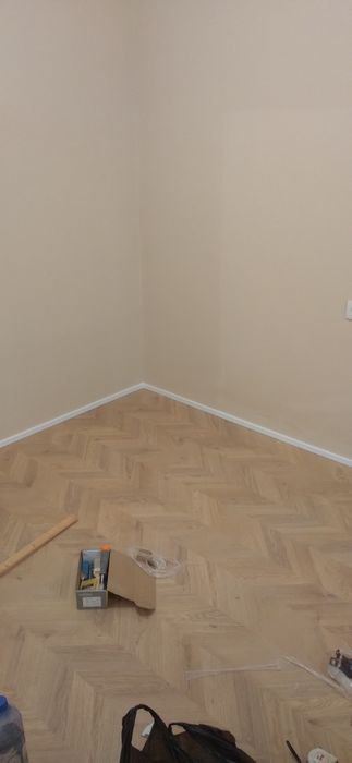 Стелю ламинат. Клею обои. Потолок пластик.