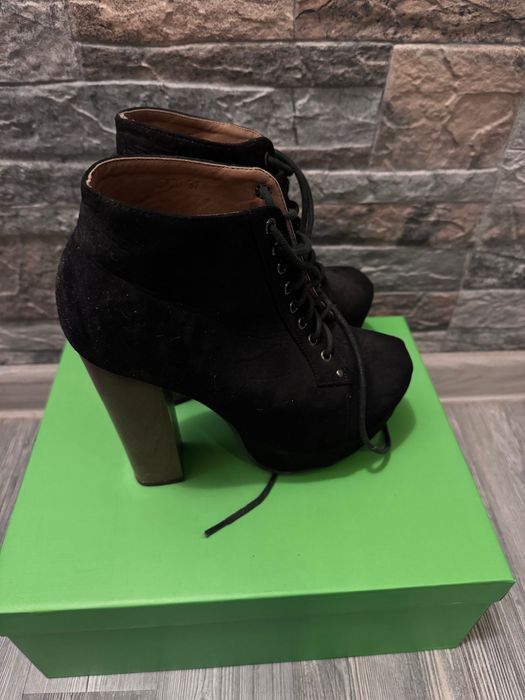 Дамски боти на висок ток