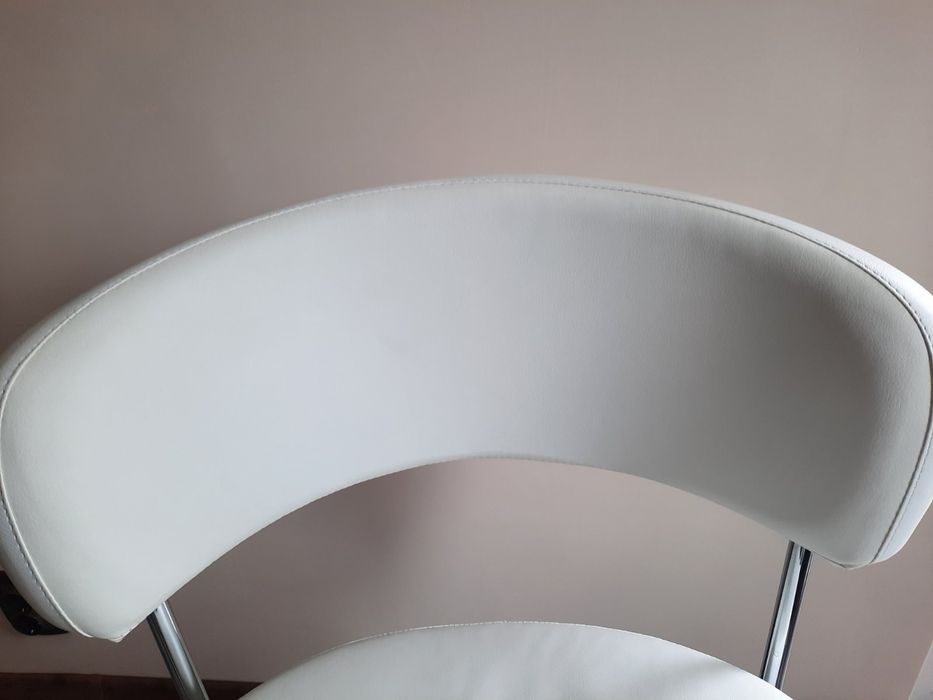 Бюро за маникюр+чисто нов стол