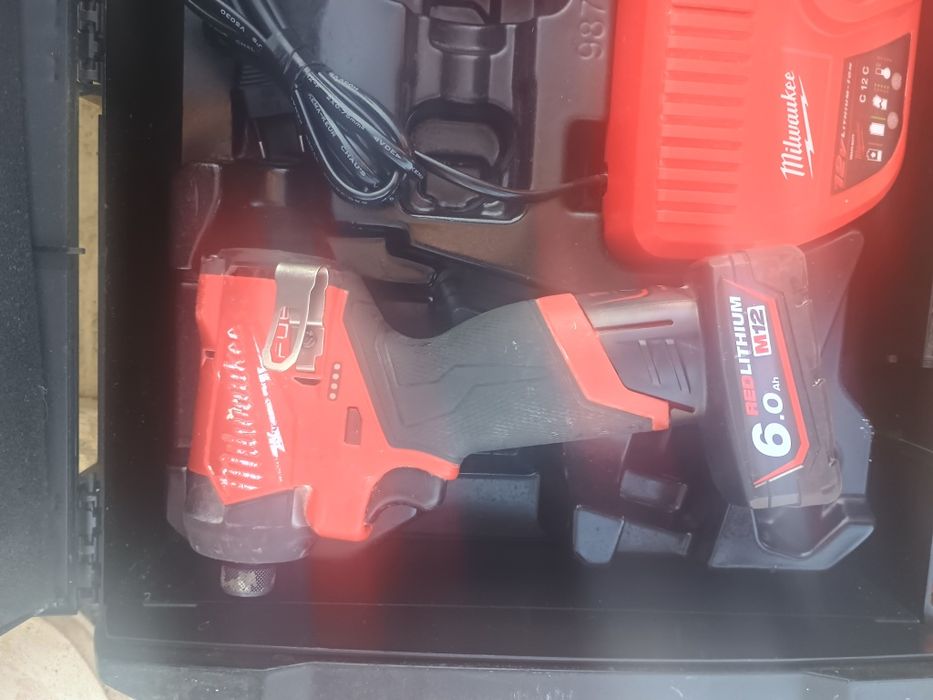 Pistol impact milwaukee fiw2f12 , baterie 5 ah,cutie și încărcător rap