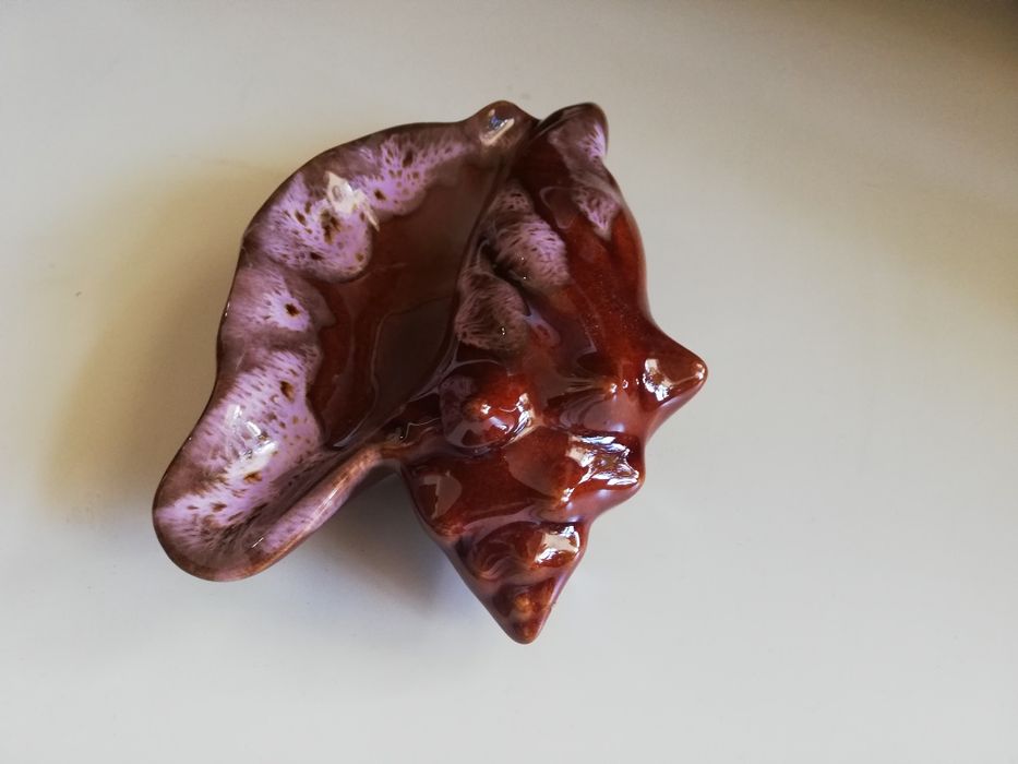 Прекрасен пепелник с форма на раковина. Подарък, декорация.