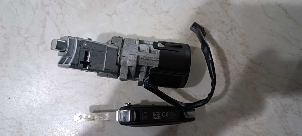 Продавам оригинален контактен ключ за Пежо 508