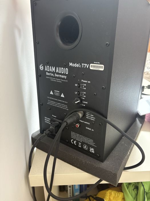 Pereche de monitoare de studio Adam Audio T7V + Paduri