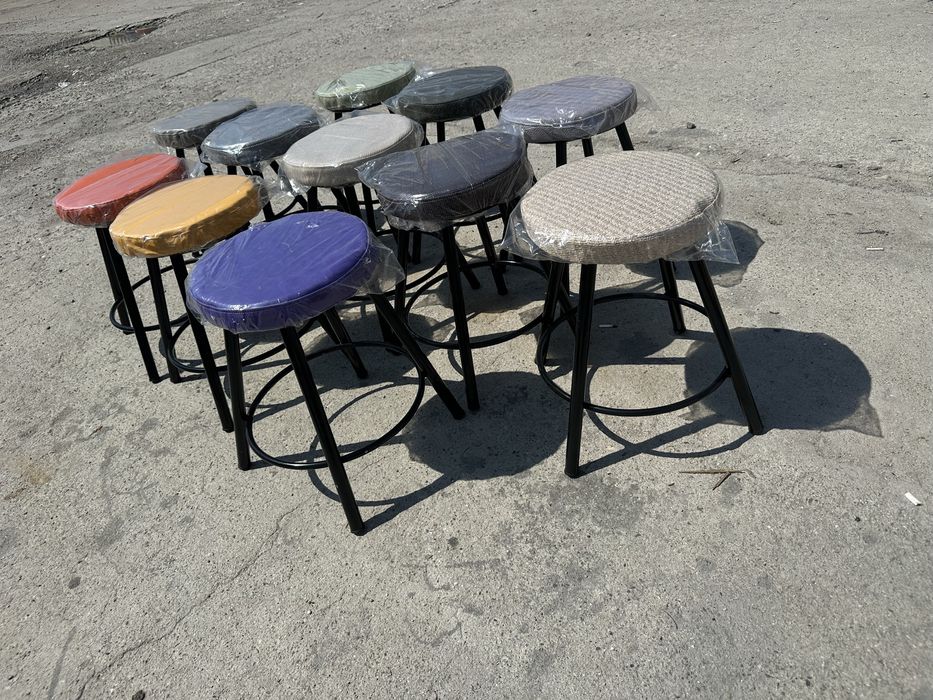 Табуретки с метални крака и мека седалка