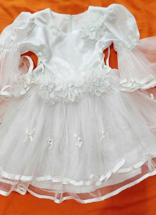 Нарядное белое платье на 2-3 г.