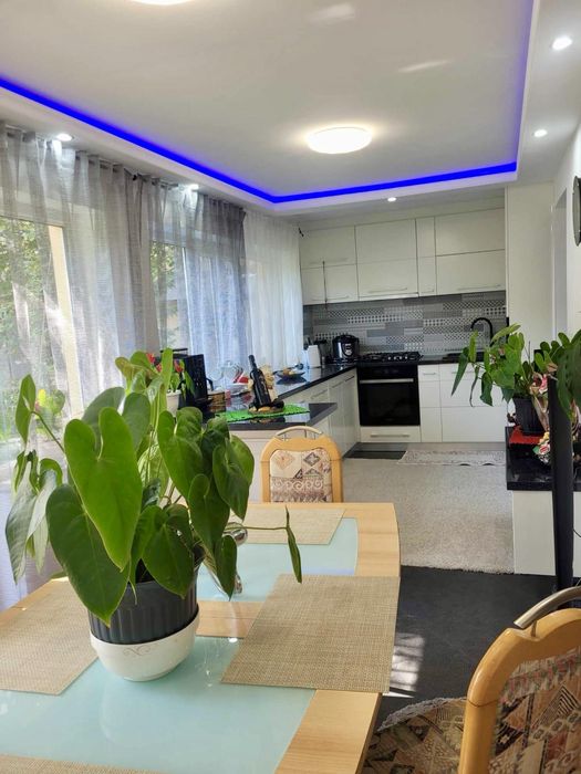 Vand apartament 3 camere decomandat + extensie balcon parter