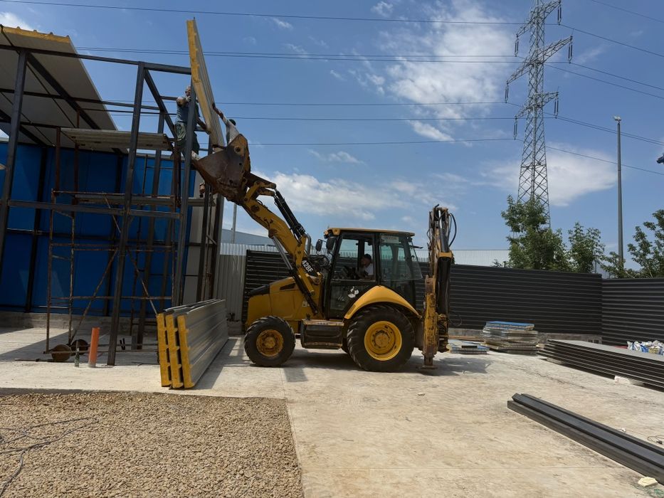 Buldoexcavator Caterpillar 428 F cupa multifuncțional