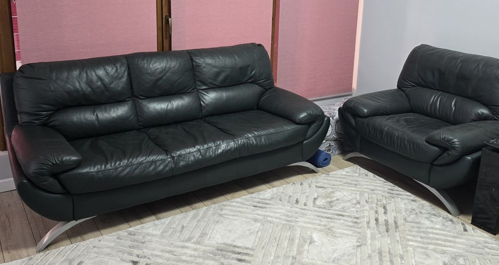 Продаётся кожанная мягкая мебель для гостиной в отличном состоянии