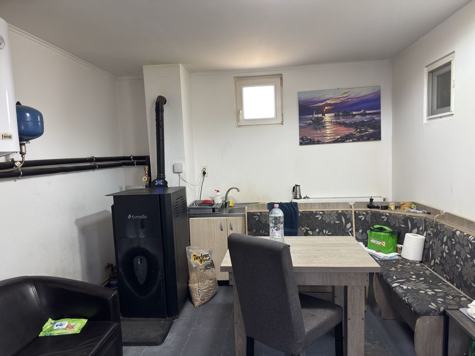 Casa de vanzare cu teren generos si hala metalica