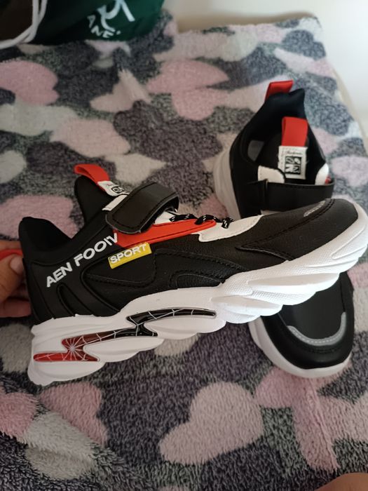 Продам детские кроссовки