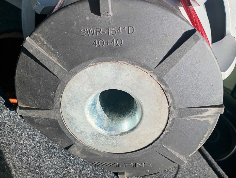 Бас каса Alpine 15 инча с усилвател и силов кондензатор