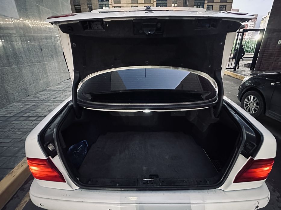 Продам Mercedes E200