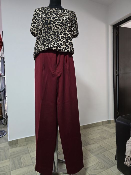 Pantaloni cu talia foarte înaltă și silueta spectaculoasă cu crac larg,