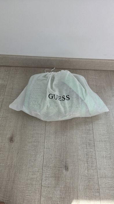 Geanta de umar Guess