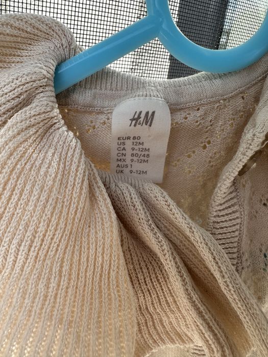 Vand bluzite HM, aproape noi, pret 30 lei bucata.