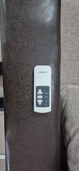 Ecran videoproiector retractabil cu telecomanda