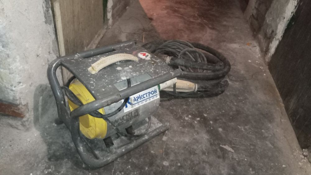 Продавам вибратор със захранваща станция "Wacker" Neuson, монофазен