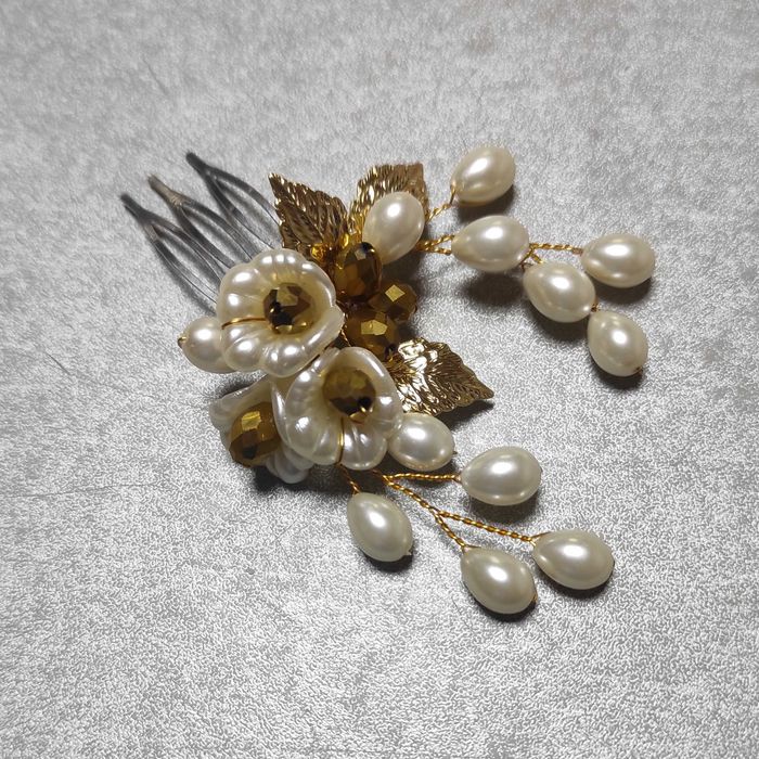 Accesoriu tip pieptene ivoire-auriu