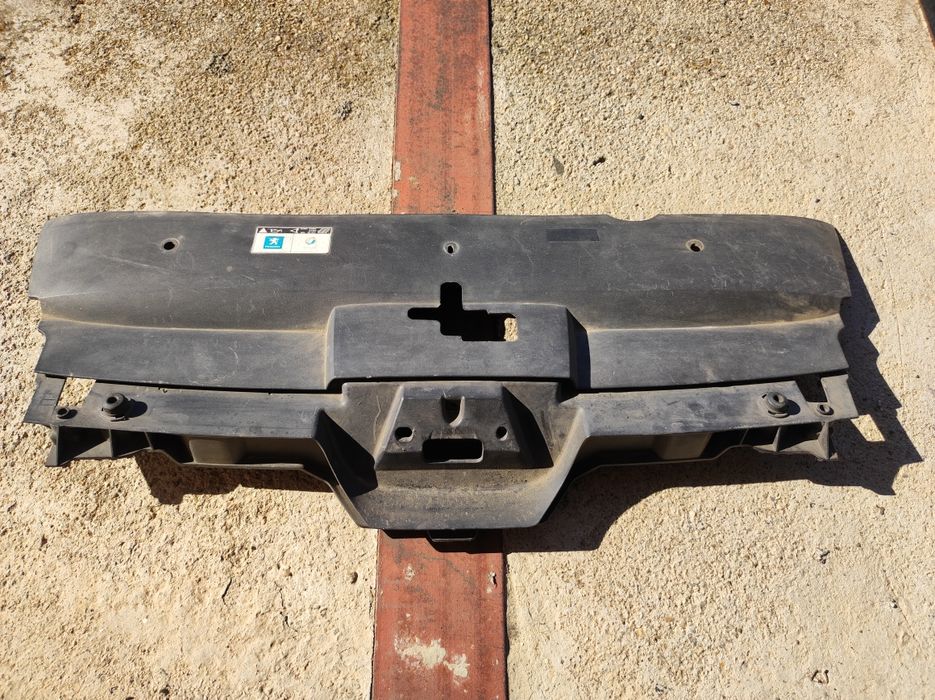 Кора над предната броня за Пежо-407