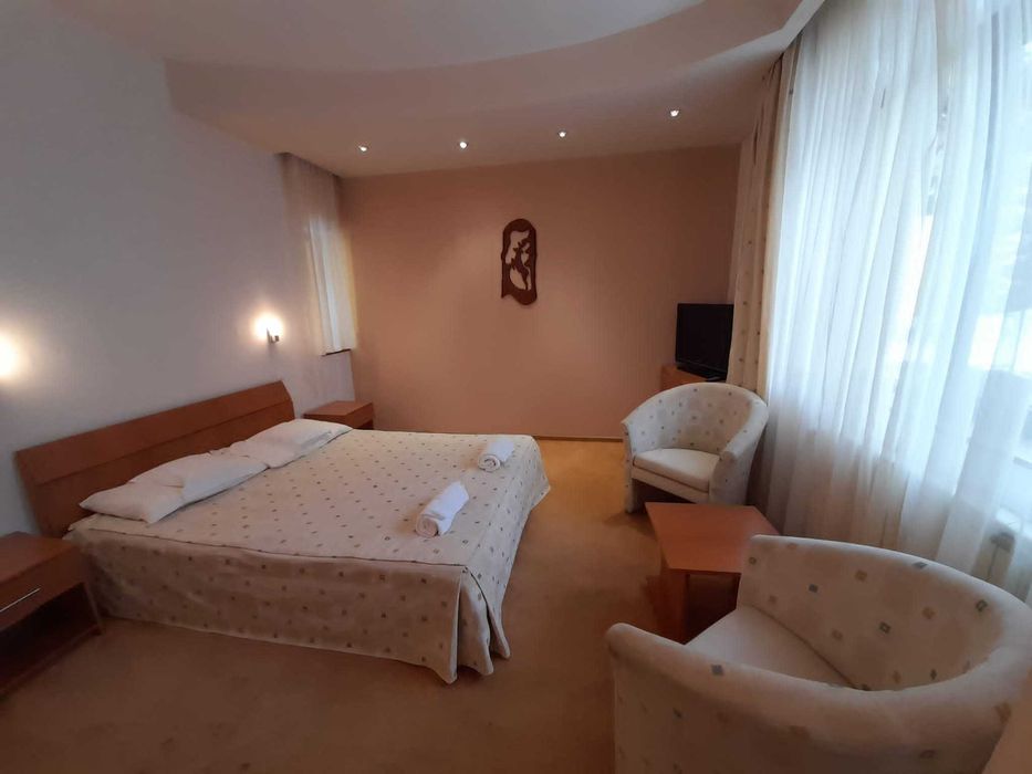 Predeal-Ofer spre inchiriere pe termen lung, vila 7 camere 10 bai, living 120 mp 504 mp utili 1000 mp teren parcre in curte