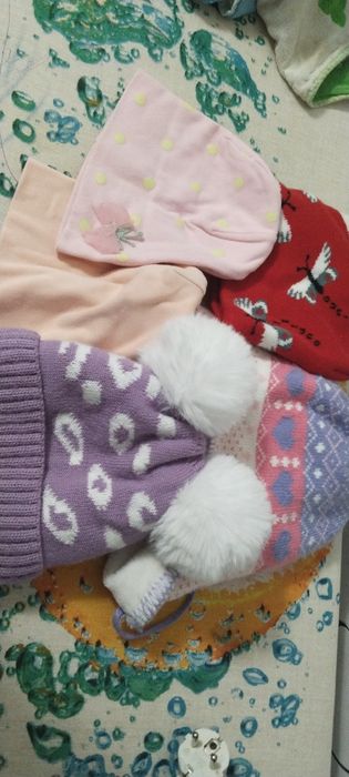 Отдам шапки на девочку