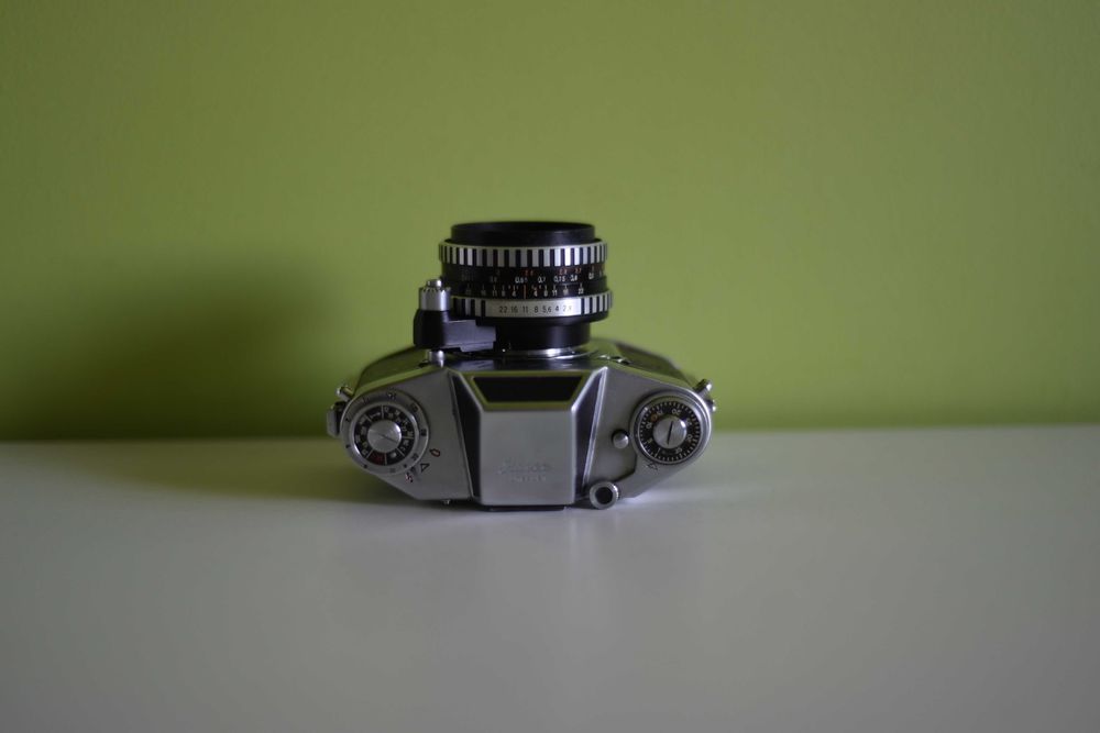 Aparat Foto SLR pe Film Exa II + Obiectiv Carl Zeiss Tessar 2.8/50 + Husă Ihagee