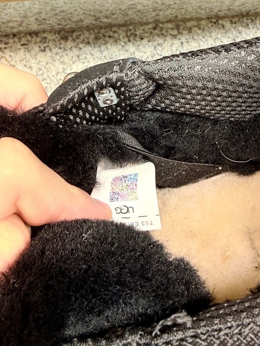 UGG Lowmel Negri Noi, in cutie