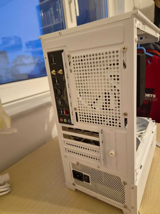 Vând PC nou DDR5  pentru gaming făcut pe piese(custom). Intel 14100F si RTX 5050 cu WIFI 6E.
