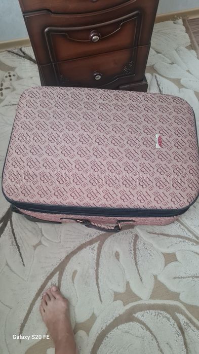 Продам два чемоданы