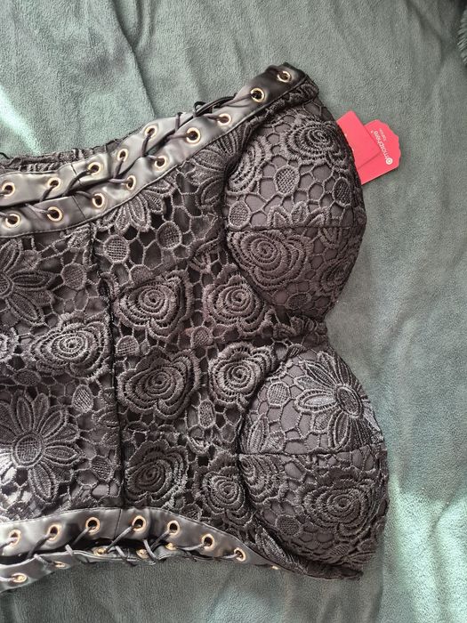 Rochie neagra din dantela cu ocheti