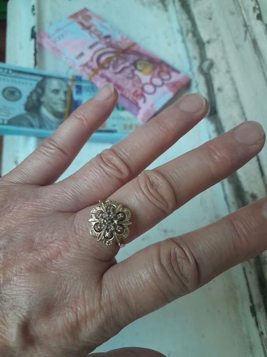 Продам кольцо золотое.