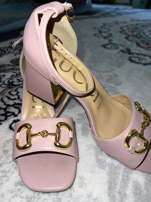 Ayollar uchun pushti Gucci sandal