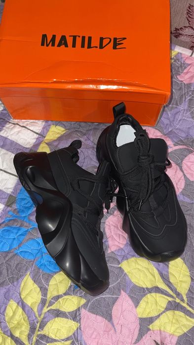 Кроссовки водоотталкивающие