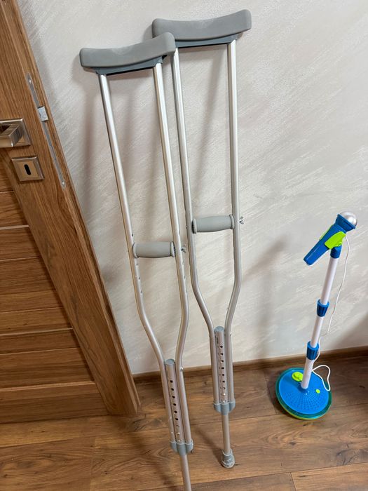 Продавам патерици и ботуш