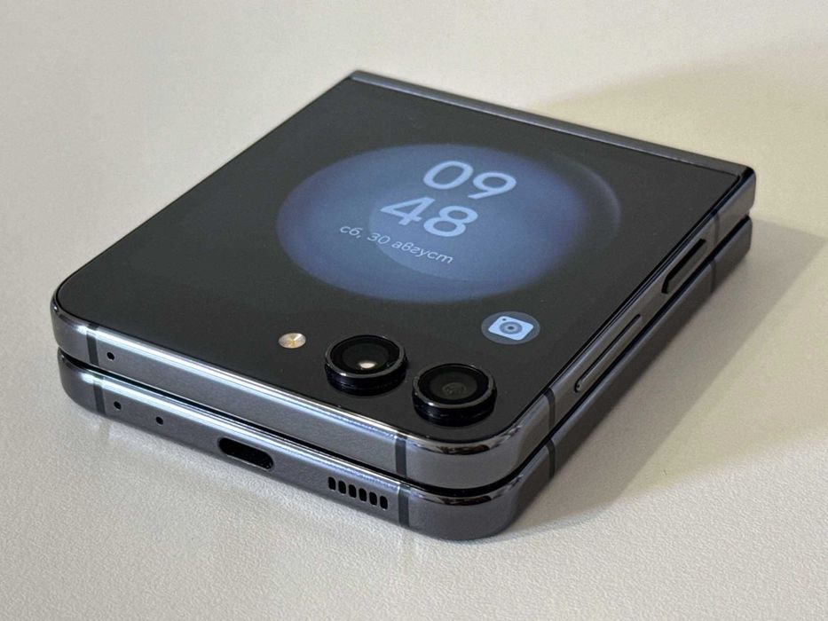 Бартер!Като НОВ! Galaxy Z Flip 5 512GB Graphite (Черен)