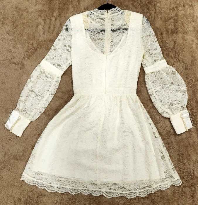 Rochie alba din dantela si perle