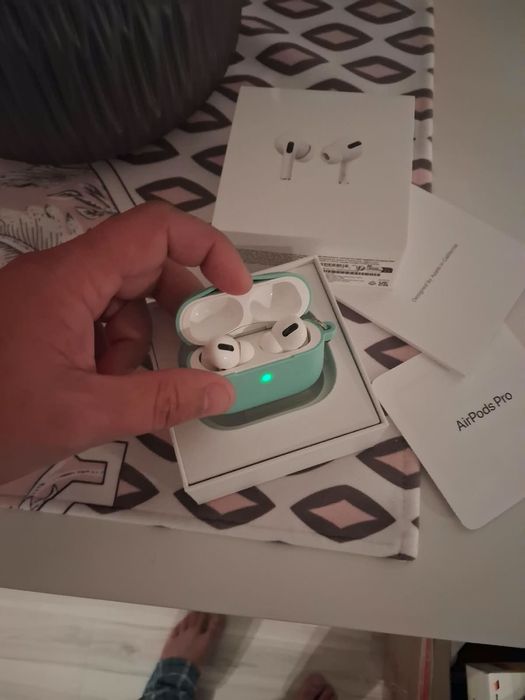 Căști Apple AirPods Pro 1 (cu carcasă de încărcare MagSafe) - Pachet complet + husă cadou