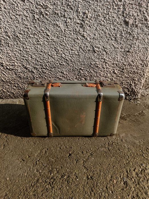 Vand valiză veche din carton cu colțuri și încuietori metalice