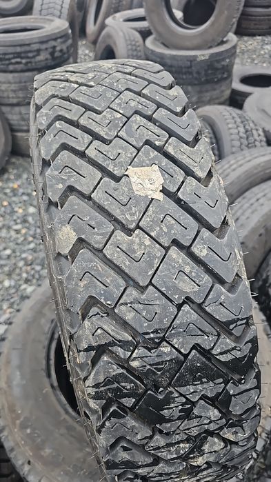 Anvelope 215 75 R 17.5  de tracțiune și de direcție Michelin.